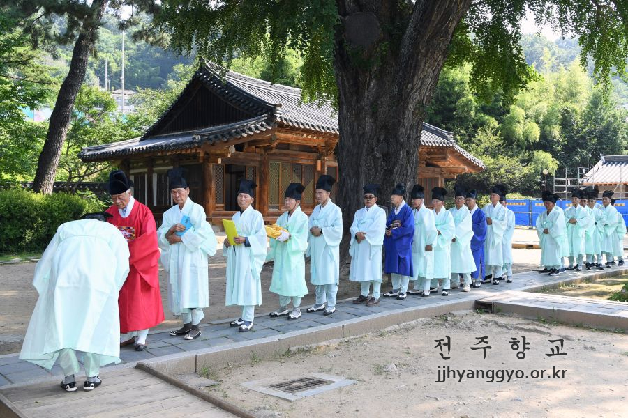 전주향교 음력 5월 망 분향례 봉행12.jpg