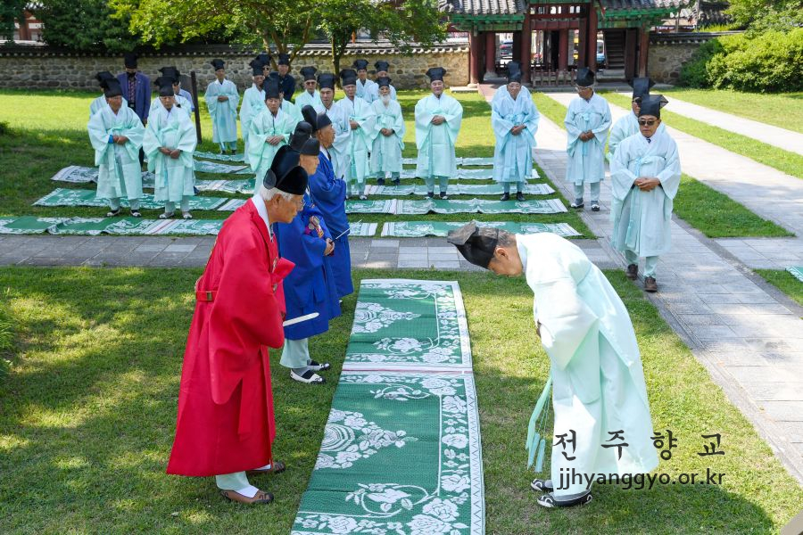전주향교 음력 5월 망 분향례 봉행15.jpg