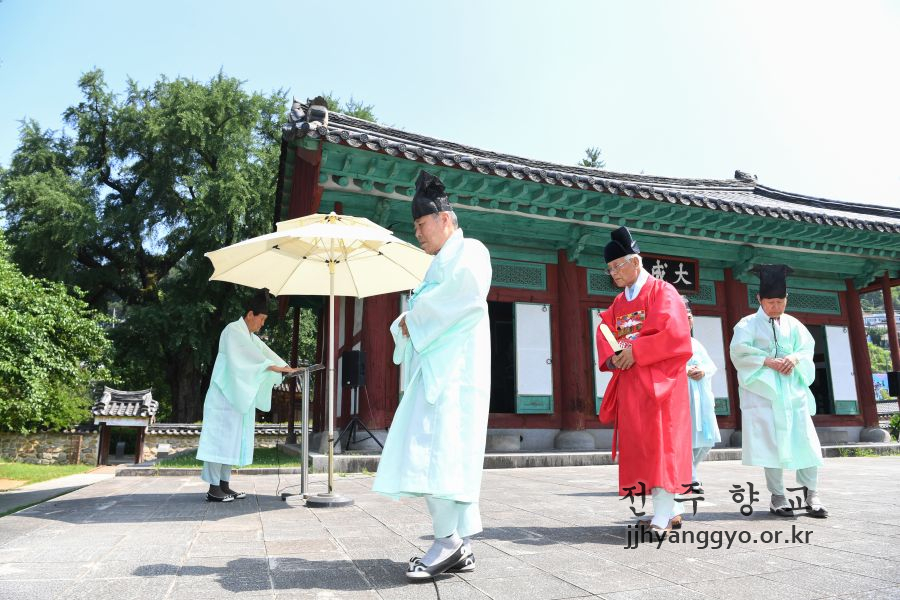 전주향교 음력 5월 망 분향례 봉행17.jpg