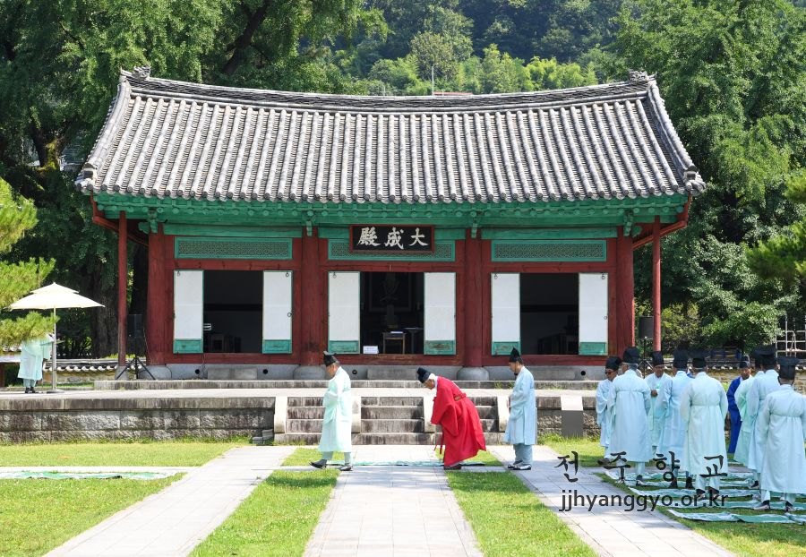전주향교 음력 5월 망 분향례 봉행19.jpg